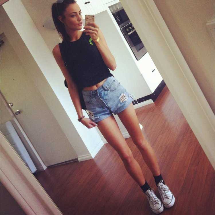 Худые девушки в шортах