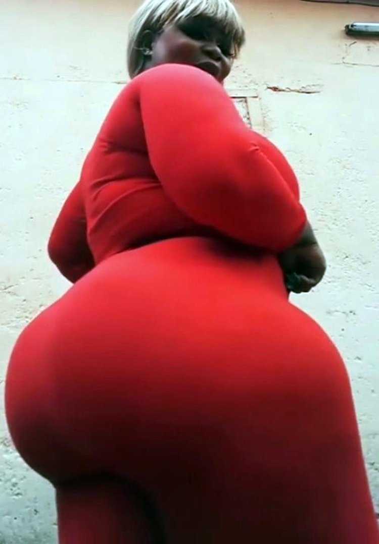 Огромные груди и ягодицы