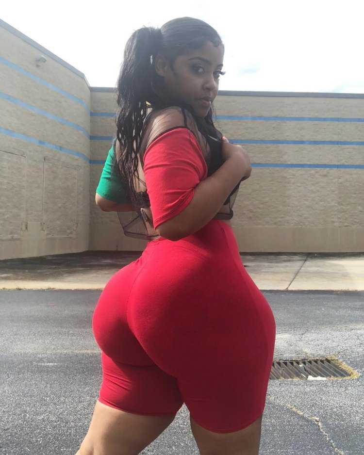 Низкая с большой попой