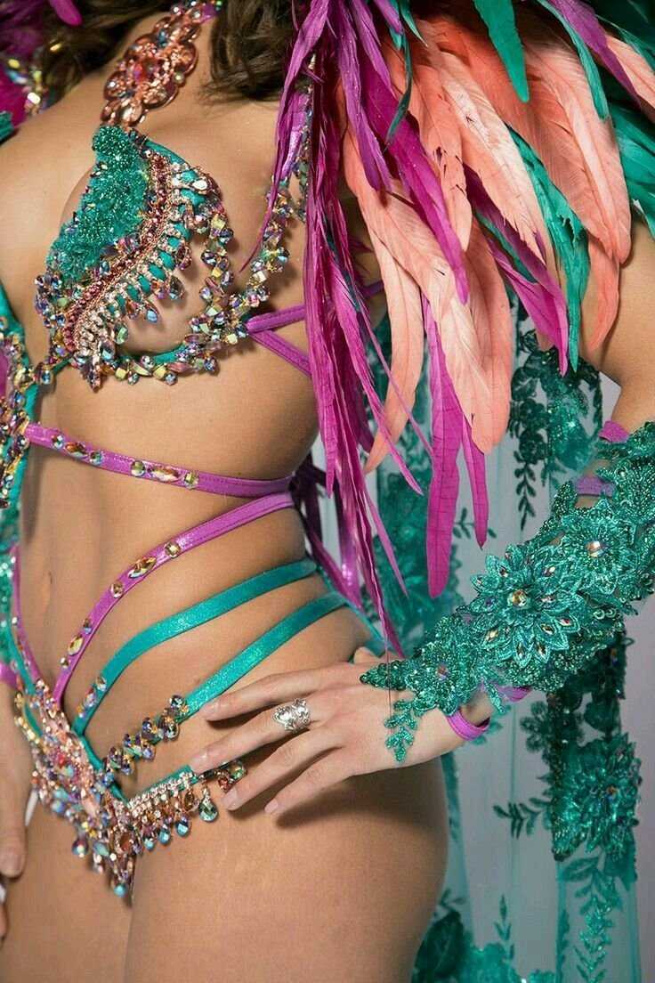 Карнавал в Бразилии в купальниках