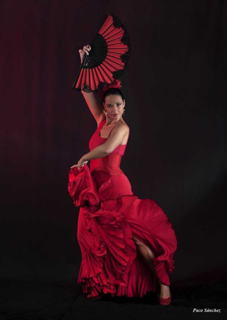 Испанская красавица с веером