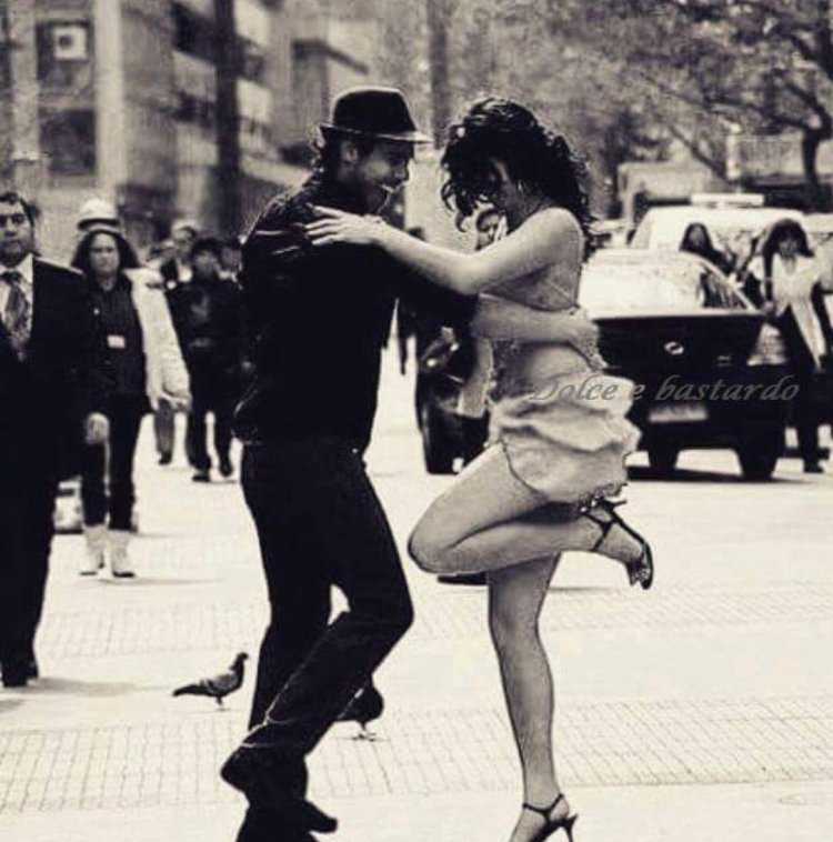 Танцующая красавица