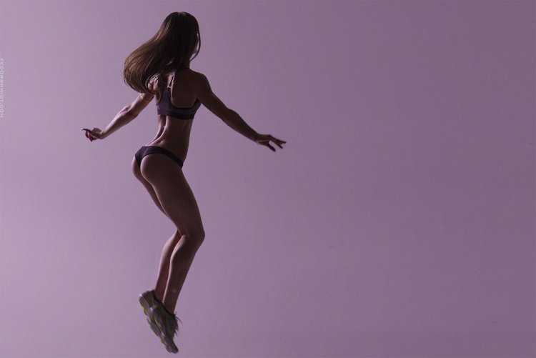 Танцующая фигура девушки
