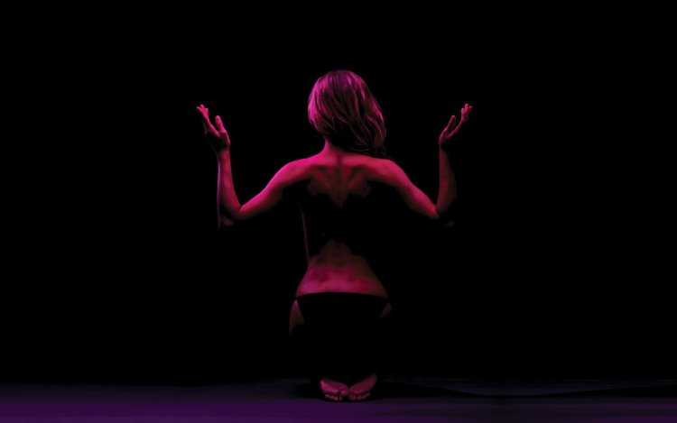 Девушка Танцующая в темноте