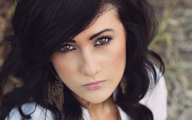 Красивое лицо девушки