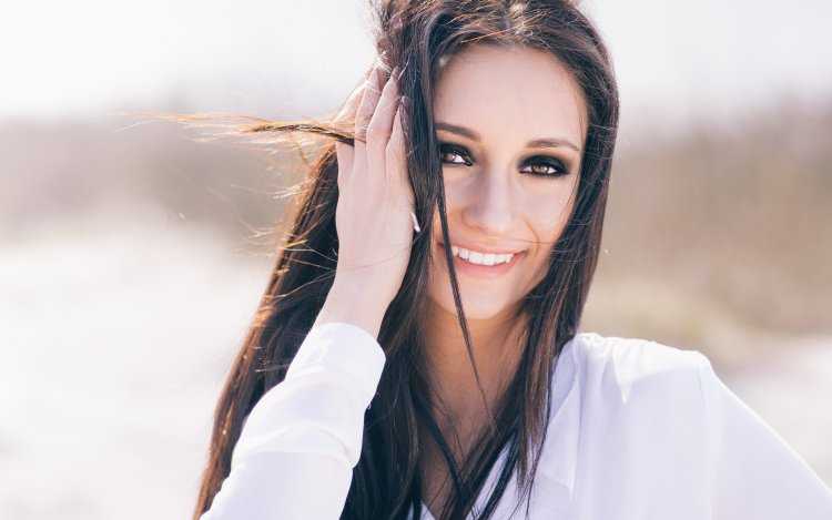 Красивая брюнетка улыбается