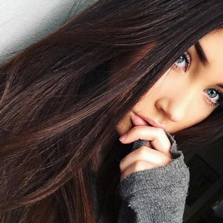 Красивые девушки с темными волосами