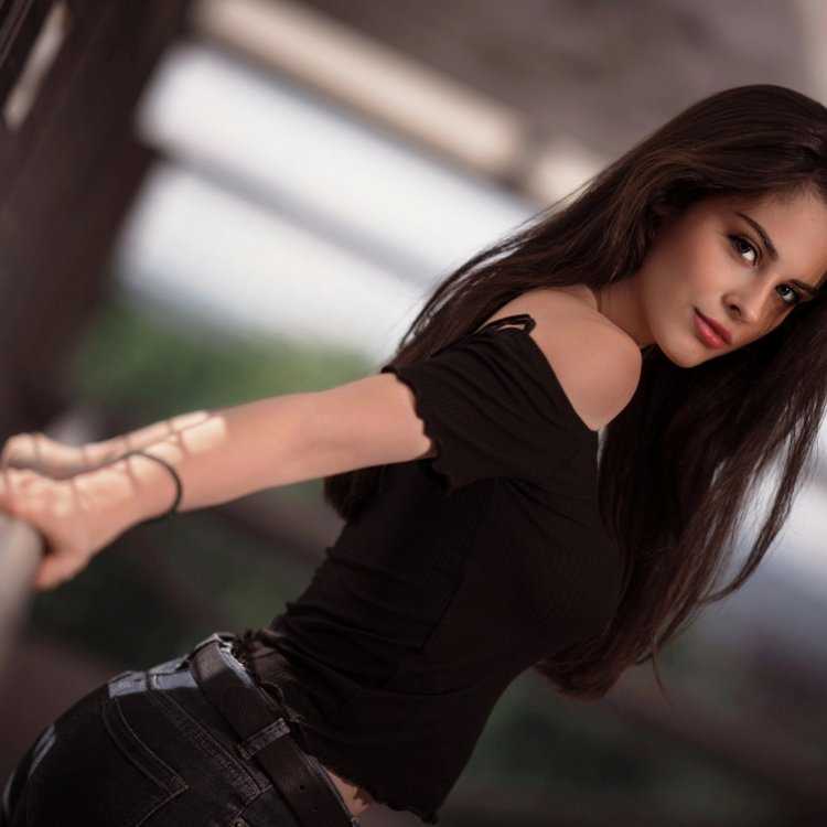 Девушка брюнетка