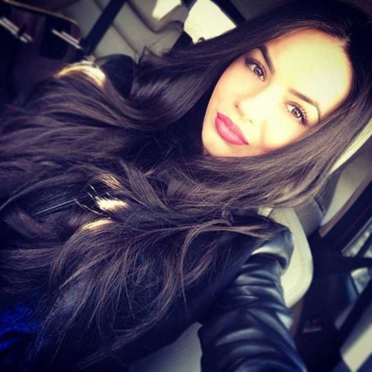 Красивая брюнетка селфи