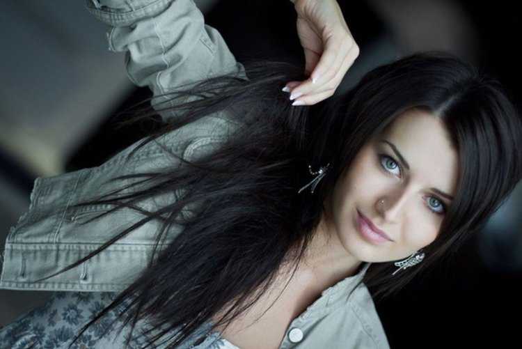 Красавицы брюнетки с длинными волосами