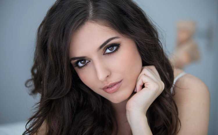 Брюнетка с карими глазами