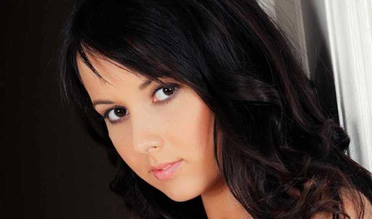 Черноглазая брюнетка