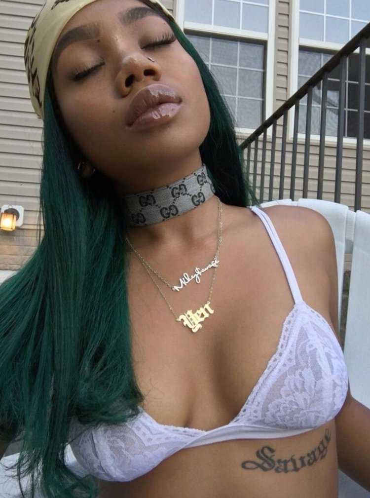 Темнокожая девушка с каре