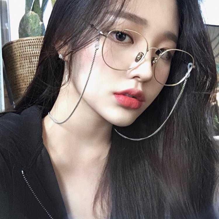 Темнокожая девушка с веснушками