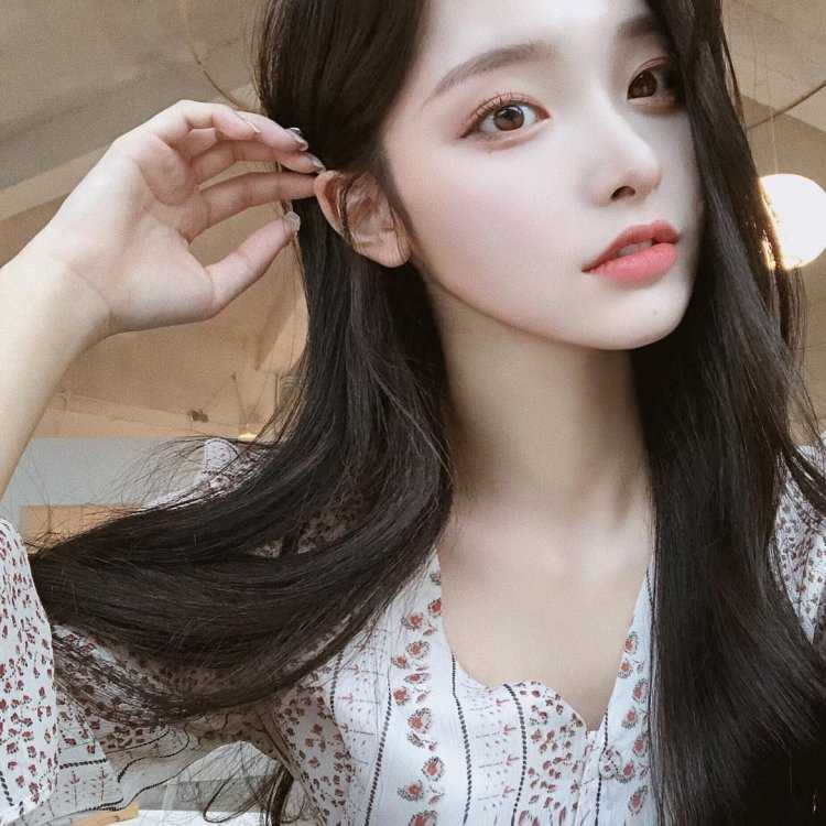 Чернокожая девушка с прямыми волосами