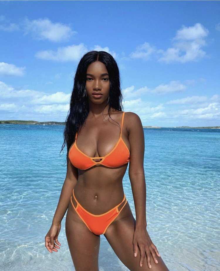 Темнокожие девушки с черными волосами