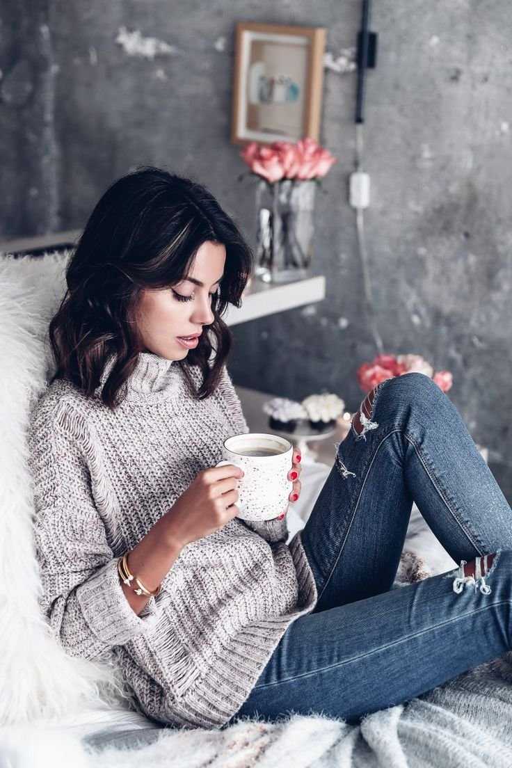 Девушка в свитере и джинсах