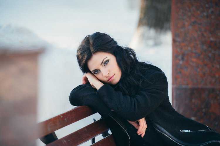 Теплая брюнетка