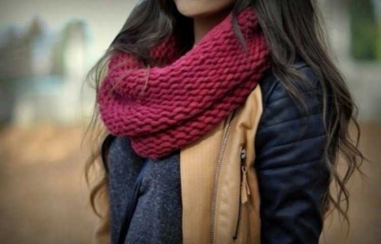 Девушка в шарфе