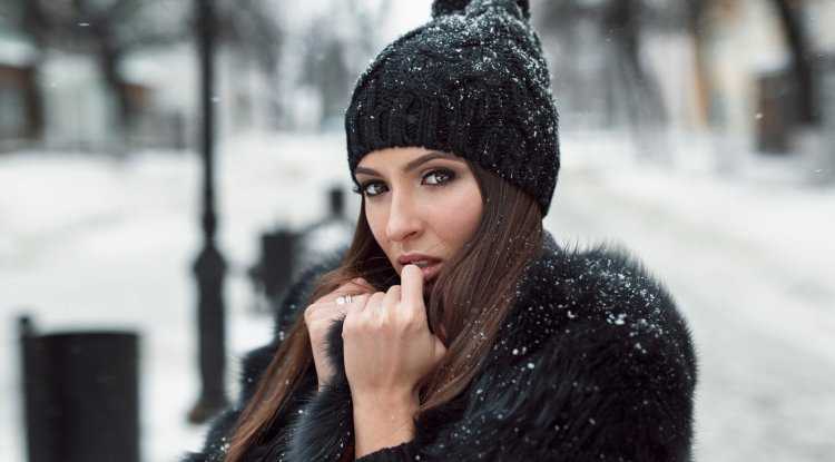 Брюнетка в шапке