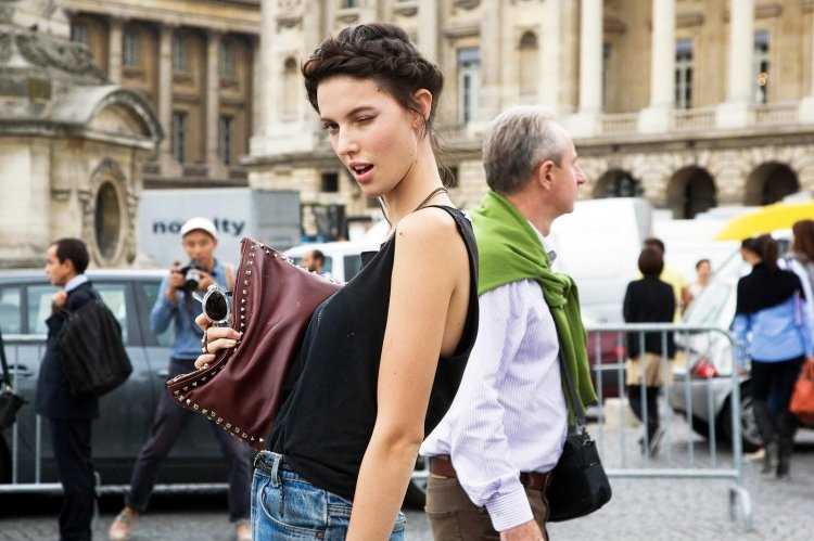 Люди на улицах Парижа