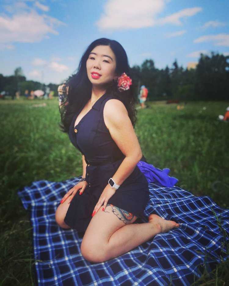 Толстая девушка в рубашке