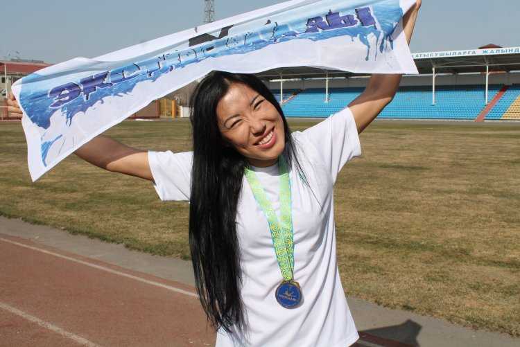 Тони Салина в бикини