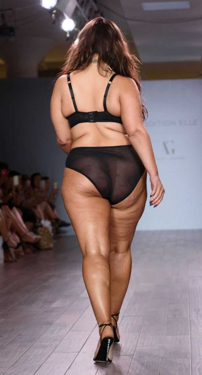 Соблазнительная Эшли Грэм в купальнике сзади