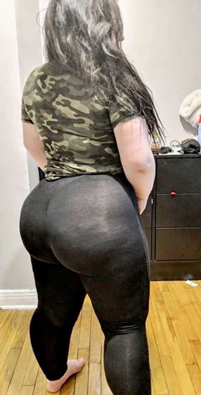 Пышка с большой попой в лосинах