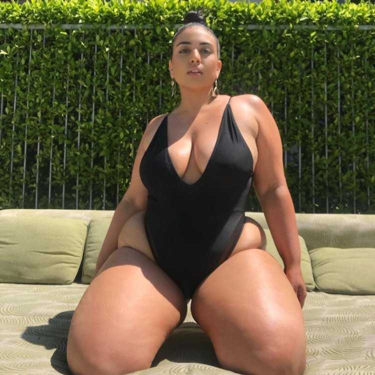 Толстые девушки в машине