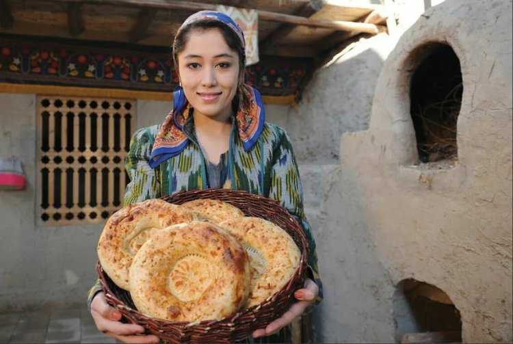 Девушка с большой попой в платье