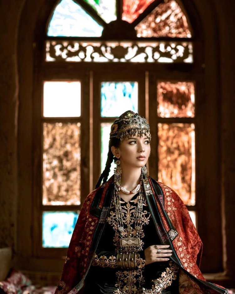 Сэмми Доусон в платье