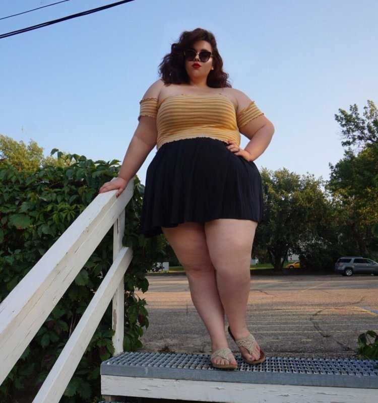 Большие ляжки в туфлях