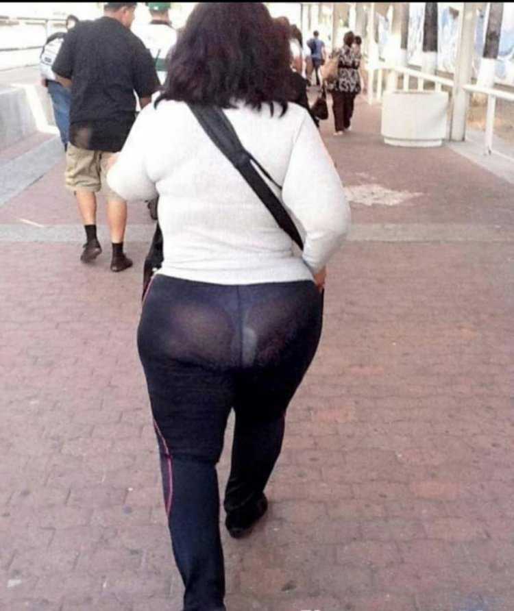 Девушки в стрингах на публике