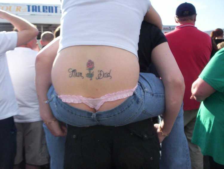 Взрослые женщины на пляже в стрингах