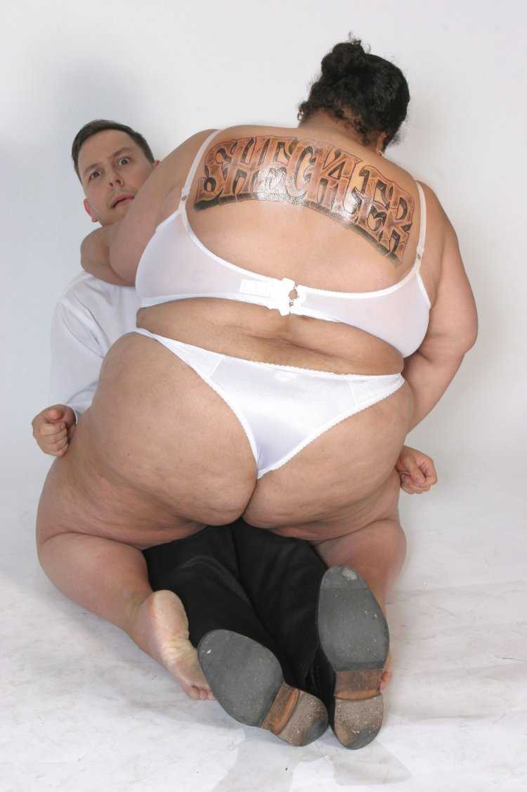 Взрослые женщины на пляже в стрингах