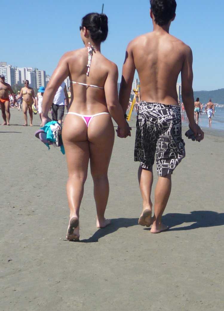 Девушки в стрингах в бассейне