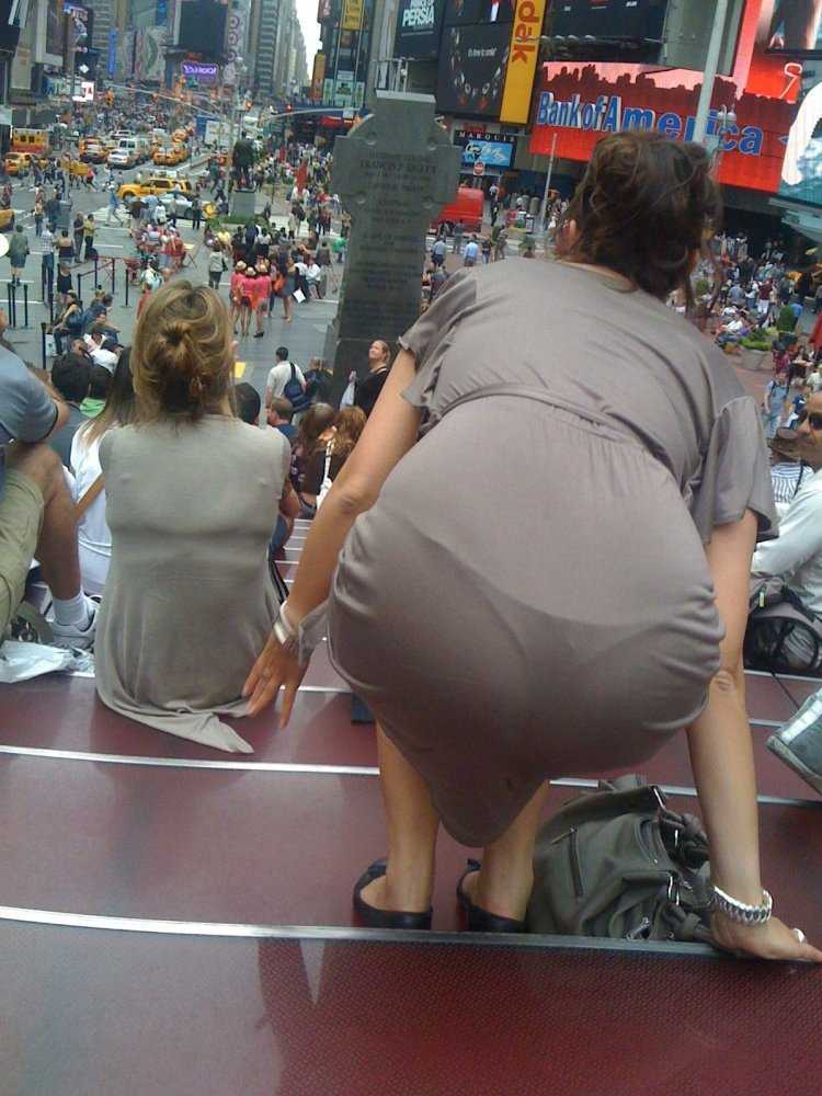 Девушки в леггинсах и стрингах