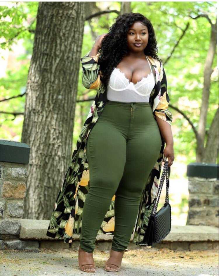 Aston Taylor жопастая бландинка