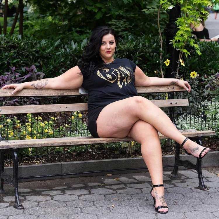 Плюс сайз Николь Симон в чулках
