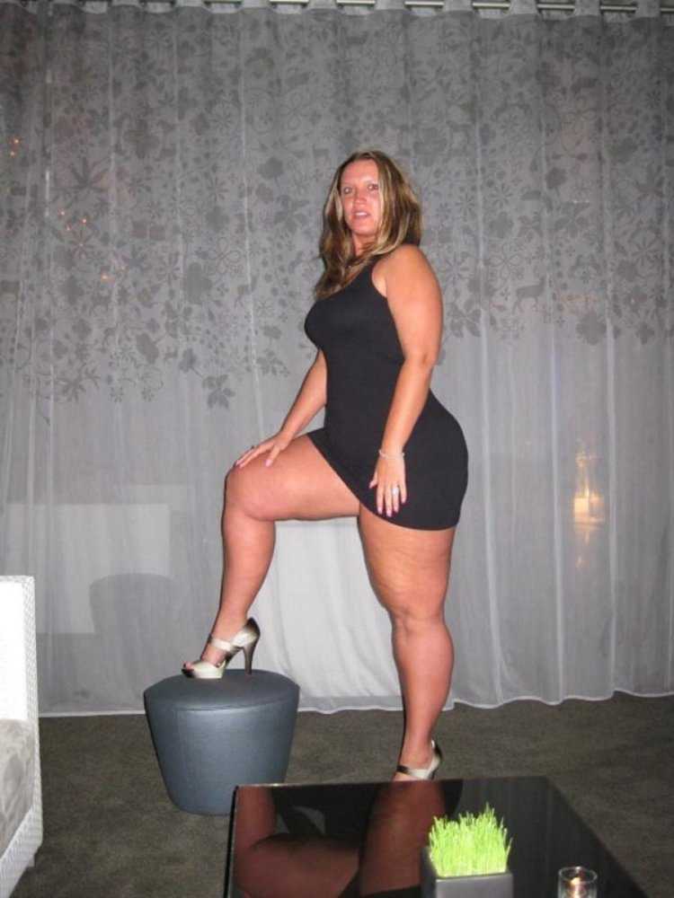 Кристалл Боттомс в мини юбке