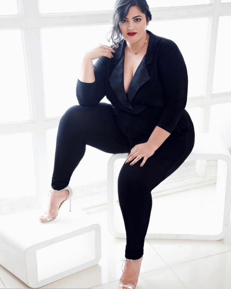 Полная девушка брюнетка