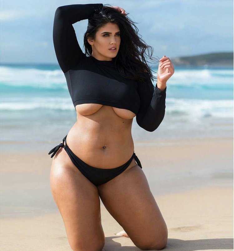 Модель плюс сайз Виктория Манас