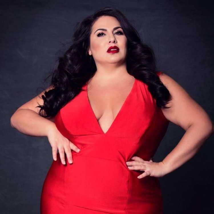 Толстушка брюнетка68