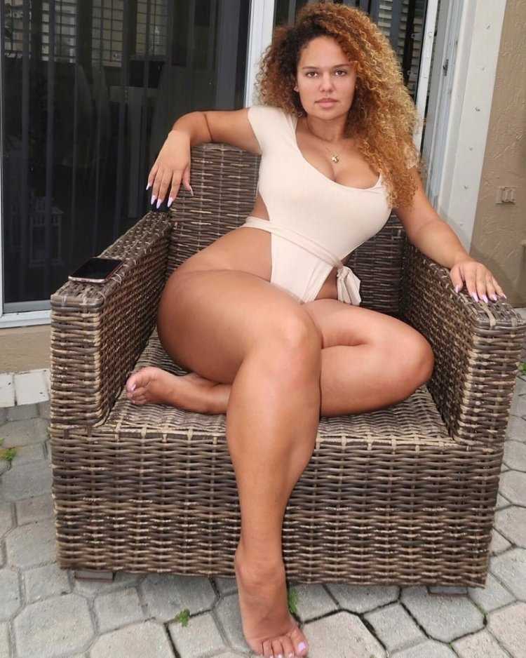 Девушки с большими ляжками