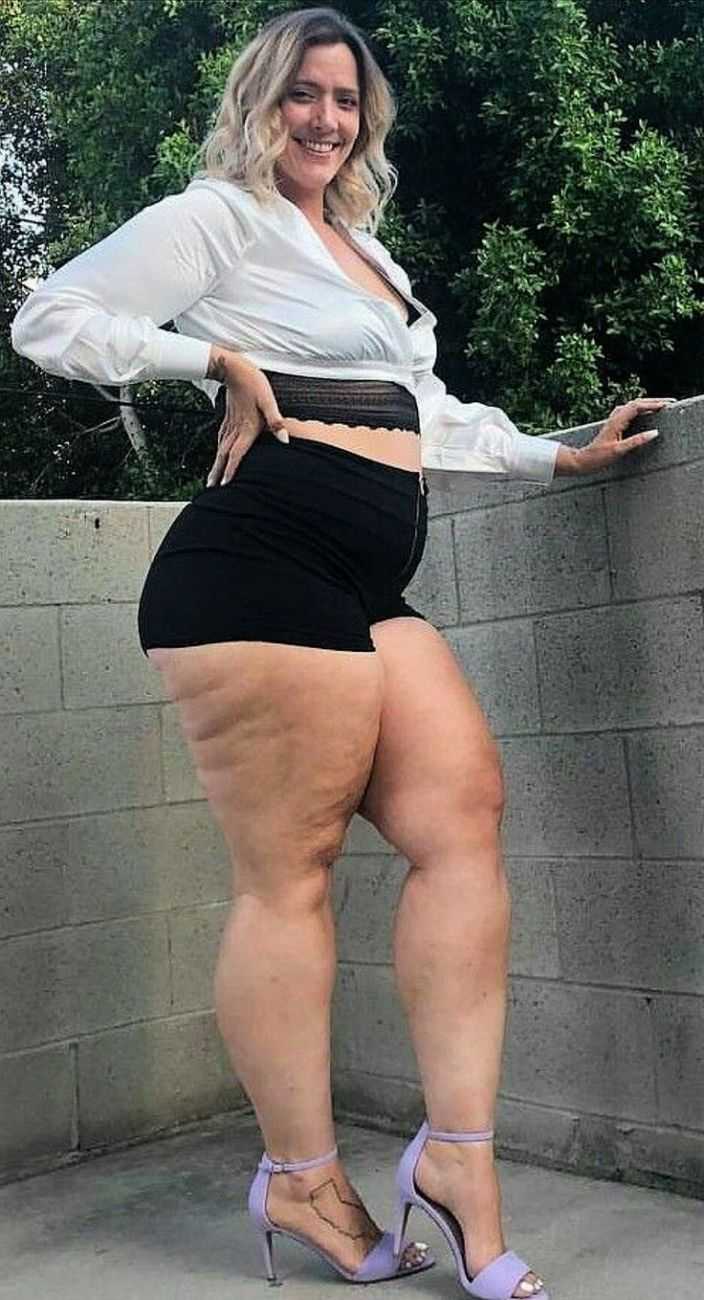 Взрослые дамы в коротких юбках