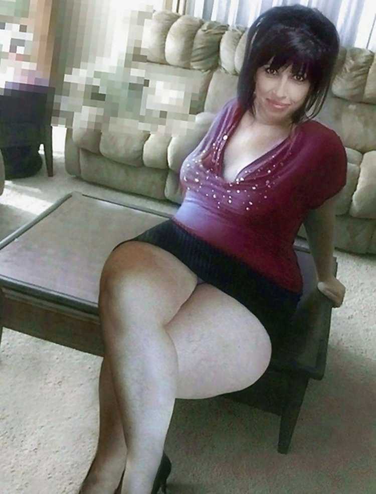 Кристалл Боттомс в мини юбке