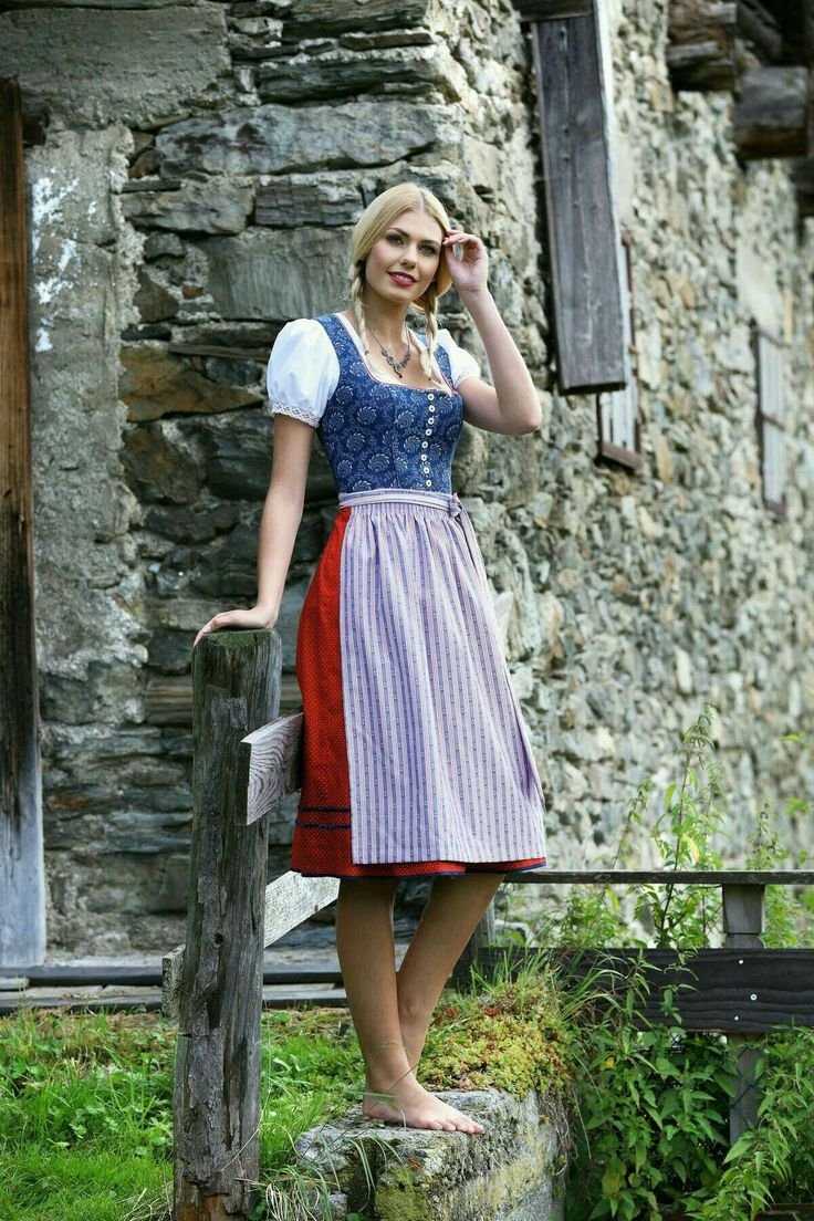 Плюс сайз Николь Симон в чулках