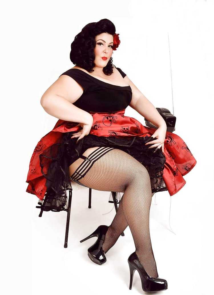 Женщина с пивными кружками