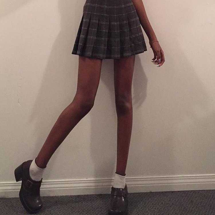 Худенькие ножки в юбке